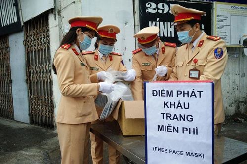 Phát khẩu trang cho người tham gia giao thông