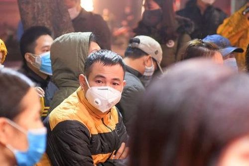 Xếp hàng từ 4h sáng, mang khẩu trang kín mít mua vàng ngày Thần tài