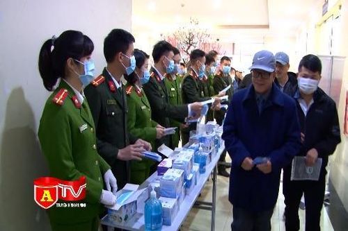 Phát miễn phí hơn 5.000 khẩu trang cho người dân đến làm các thủ tục hành chính