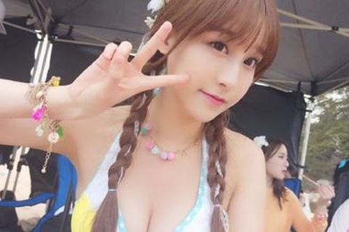 Nữ ca sĩ Trung Quốc tình nguyện đi đo thân nhiệt cho người dân