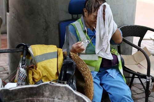 Giữa dịch cúm corona, lao công Hong Kong làm việc thiếu khẩu trang