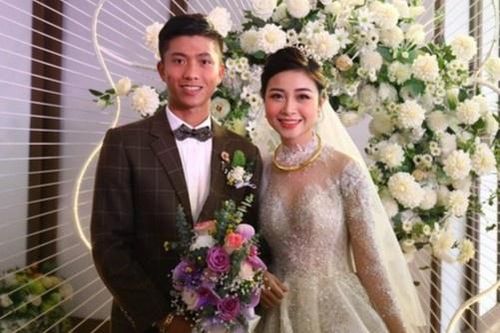 Văn Đức, Bùi Tiến Dũng tặng vàng, điện thoại cho vợ ngày vía Thần Tài