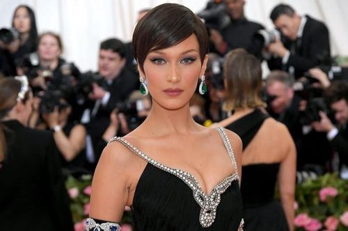 Bella Hadid diện váy xẻ sâu khoe vòng một