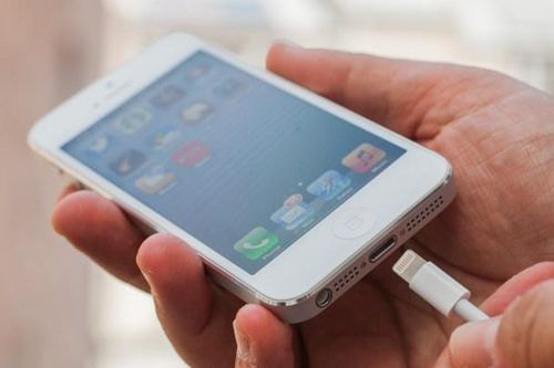 Vì sao khi cắm sạc, iPhone lại phát ra tiếng chuông hoặc rung