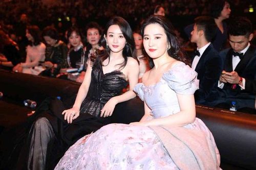 'Thần tiên tỷ tỷ' Lưu Diệc Phi nổi bật bên bạn bè