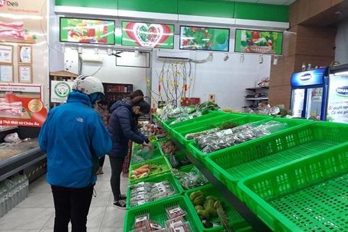 Rau xanh 'cháy hàng' cục bộ vì người dân đổ xô mua hàng tích trữ
