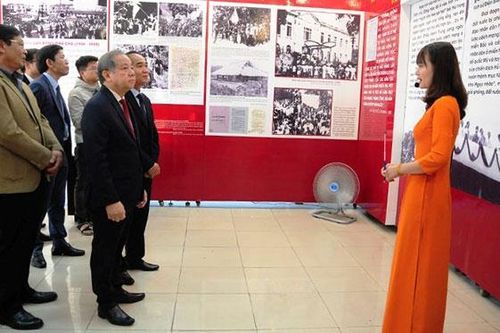 Triển lãm '90 năm dưới lá cờ vẻ vang của Đảng' tại Huế