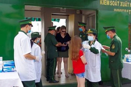 Bộ đội Biên phòng TP Hồ Chí Minh phát khẩu trang miễn phí cho khách du lịch