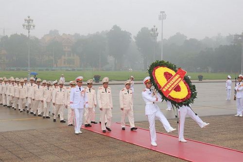 Đoàn đại biểu Bộ Công an vào Lăng viếng Chủ tịch Hồ Chí Minh