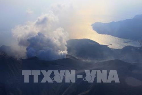Nhật Bản: Núi lửa phun trào, cột tro và khói cao tới 7.000m
