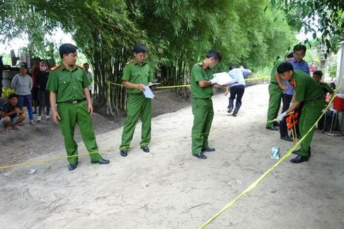 Nghi ngờ bố có tình cảm với người khác, nam thanh niên rủ bạn đâm chết người