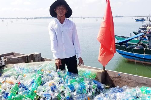 'Gã khùng' vớt rác đại dương