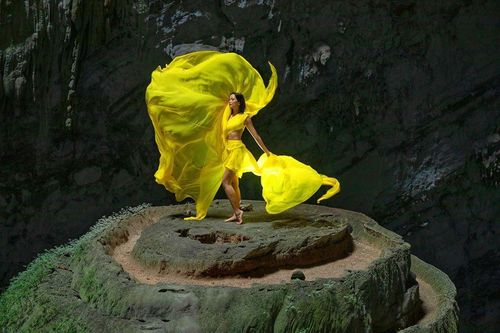 H'Hen Niê tung váy dạ hội đẹp tựa 'nữ thần' trong hang Sơn Đoòng