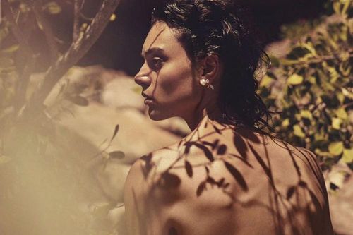 Chân dài 9x nước Úc sexy đầy ma mị hút hồn người nhìn