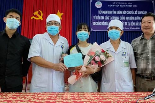 Nữ lễ tân ở Nha Trang nhiễm virus Corona điều trị thành công, đã được xuất viện