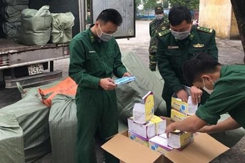 Liên tiếp bắt các vụ vận chuyển khẩu trang qua biên giới