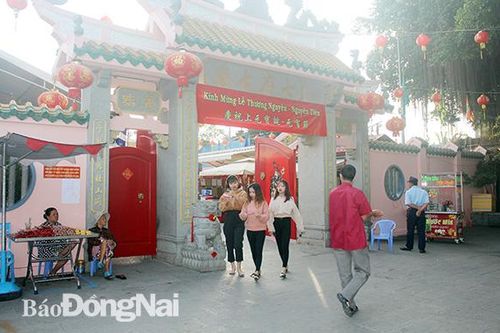 Đi chùa đầu năm