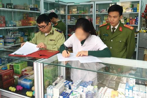 Xử phạt 6 cơ sở dược vi phạm không niêm yết giá bán khẩu trang y tế