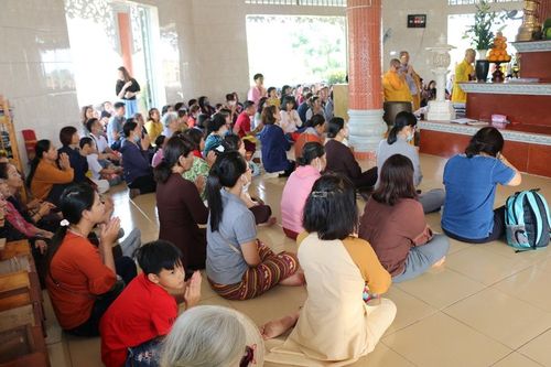 Phật tử thiền viện Vạn Hạnh cúng dường đầu năm