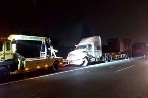 Đỗ bên lề đường cao tốc, xe đầu kéo gặp họa