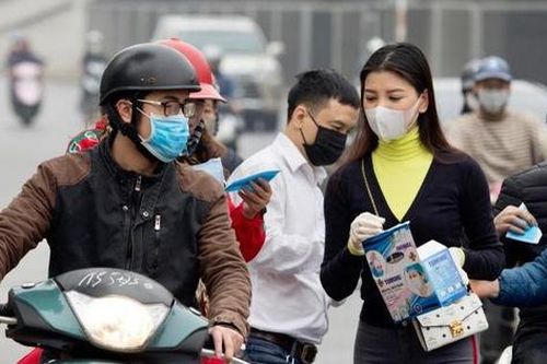 Nghệ sĩ tự may khẩu trang phát cho người dân