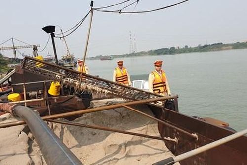Chủ tàu khai thác cát lậu trên sông Hồng bị phạt 54 triệu đồng