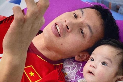 Hùng Dũng ở nhà chăm con, Minh Vương tặng khẩu trang giữa mùa dịch