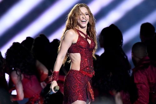 Shakira diện váy 2 triệu viên pha lê, giày 20.000 USD tại Super Bowl