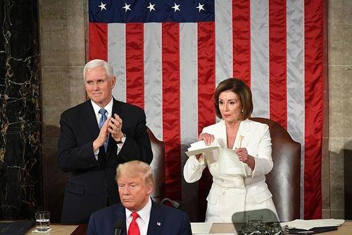 Chủ tịch Hạ viện Mỹ xé Thông điệp Liên bang của TT Trump