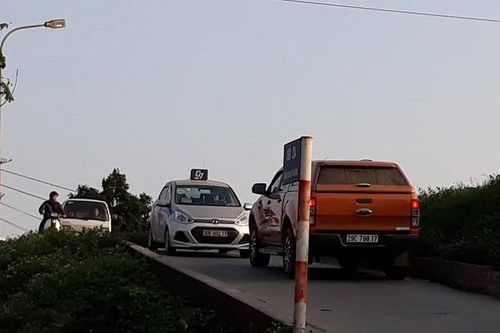 Vì sao dốc đê Yên Nghĩa hay ùn tắc?