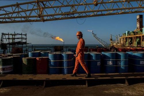 Giá dầu tăng hơn 1% khi OPEC cân nhắc giảm sâu sản lượng đối phó 'bão' virus corona