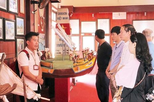 Thăm Nhà trưng bày Hải đội Hoàng Sa