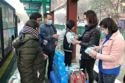 Lập nhiều điểm phát khẩu trang miễn phí cho hành khách