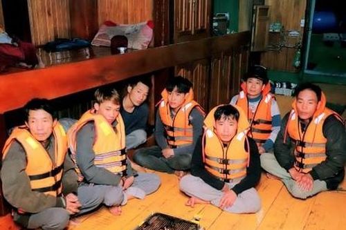 Chìm tàu, 7 ngư dân Thanh Hóa bị rơi xuống biển