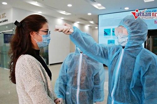 Cao ốc Hà Nội đo thân nhiệt từng khách, phun khử trùng 2h/lần phòng nCoV