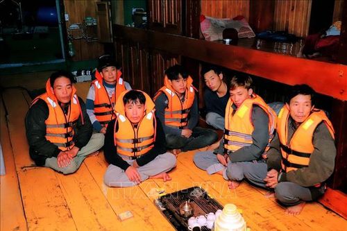 Kịp thời cứu nạn 7 ngư dân bị chìm tàu trên biển