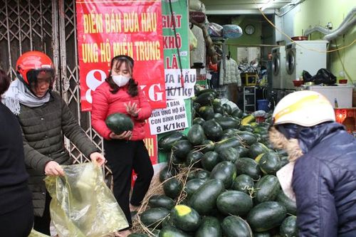 Người dân Hà Nội 'giải cứu' dưa hấu bị ảnh hưởng virus Corona