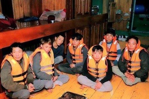 Giải cứu 7 ngư dân Thanh Hóa bị rơi xuống biển do chìm tàu
