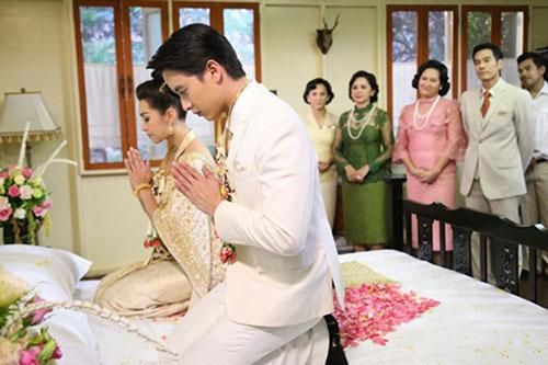 Thấy con riêng của vợ chạy theo xe hoa ngã chảy máu, chồng đạp cửa chạy xuống làm điều bất ngờ khiến cô dâu khóc không thành tiếng