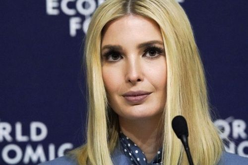 Ivanka Trump bị chế giễu vì bức ảnh đang ăn burger cùng cha mình