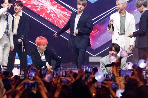 Coronavirus bùng phát, các chương trình âm nhạc giữ an toàn cho fan K-Pop như thế nào?
