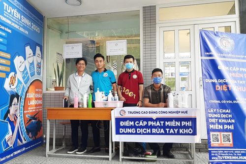 Trường Cao đẳng Công nghiệp Huế: Sản xuất và cung cấp nước rửa tay khô miễn phí cho người dân