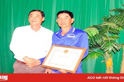 Trao bằng khen UBND tỉnh công dân tham gia đảm bảo an toàn giao thông