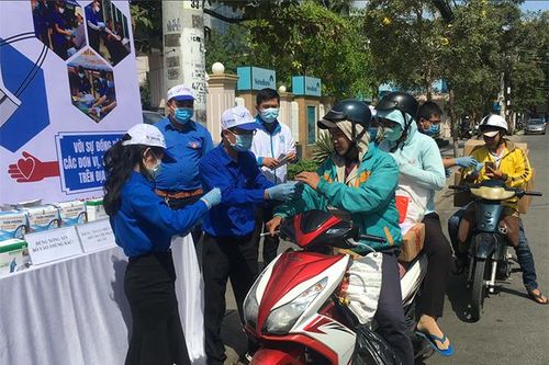 Tỉnh đoàn Khánh Hòa quyên góp khẩu trang để phát miễn phí cho người dân