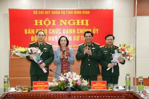 Bàn giao chức danh Chính ủy Bộ CHQS tỉnh