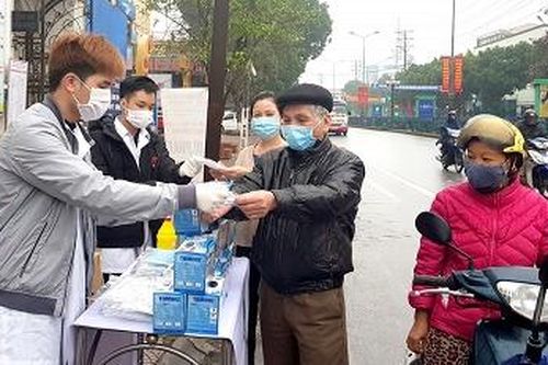 Phát khẩu trang miễn phí cho người dân