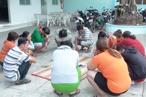 8 'quý bà' sát phạt với 4 'quý ông' trên chiếu bạc