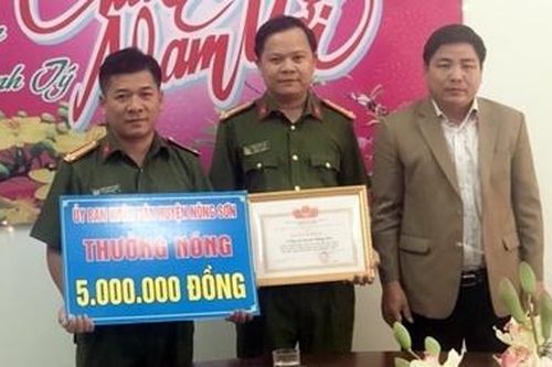 Khen thưởng lực lượng bắt giữ đối tượng đâm trọng thương cụ bà