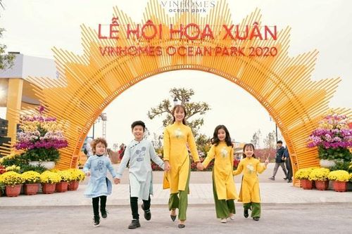 Du xuân Vinhomes, các 'thiên thần áo dài' nhí chiếm trọn ánh nhìn