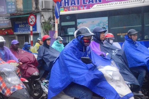 Hà Nội chìm trong mưa phùn rét buốt